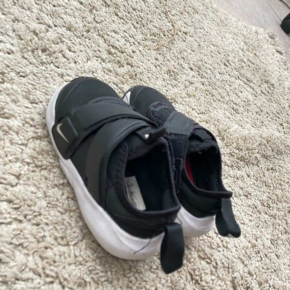 SUPER-EASY AND COMFY KICKS.

Nike Flex Advance - Picture 2 of 4